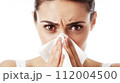 鼻をかむ女性 112004500