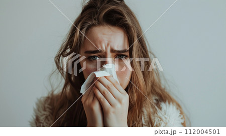 鼻をかむ若い女性 112004501