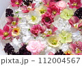 盛りだくさんのクリスマスローズやスイートピーなど 112004567