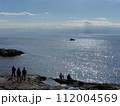 島影と船と人と光る波 112004569