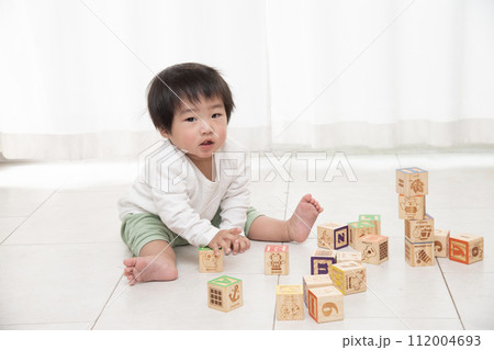 乳幼児　遊び　積み木 112004693