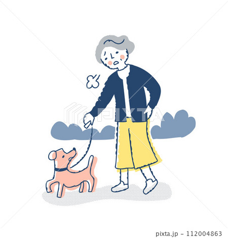 犬の散歩中に疲れてため息をつくシニア女性 112004863