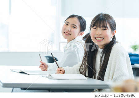 笑顔で勉強する女の子　girl studying with a smile 112004896