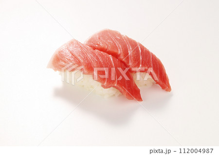 白い背景に新鮮で肉厚なマグロの大トロの握り寿司 112004987