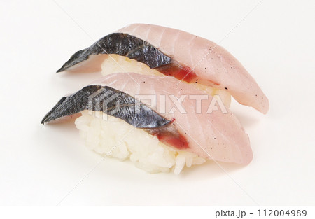 白い背景に新鮮で肉厚な炙り鰆の握り寿司 112004989