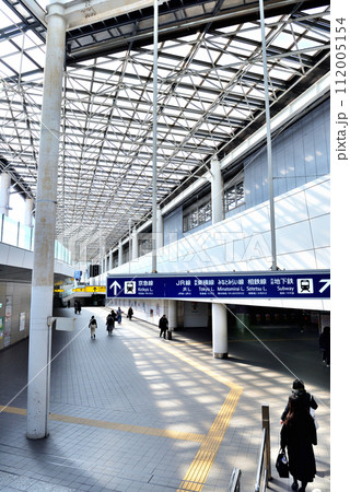 横浜駅北東口の通路天井のトラスを照らす陽射し 112005154