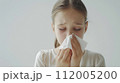 鼻をかむ女の子 112005200