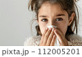 ティッシュで鼻をかむ女の子 112005201