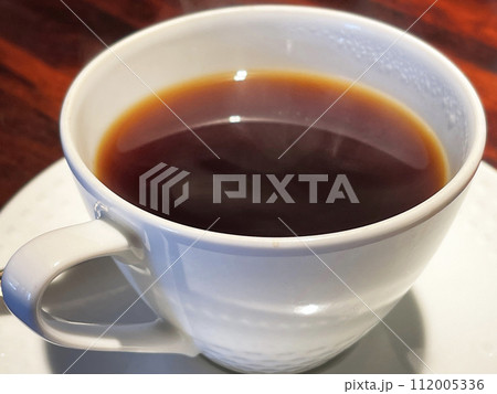 挽き立ての香り豊かなホットコーヒー 112005336