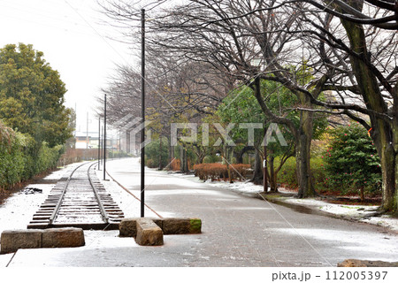 雪が積もって静まりかえる寒川一之宮公園緑道 112005397