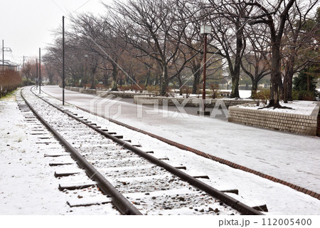 雪が積もって静まりかえる寒川一之宮公園緑道 112005400