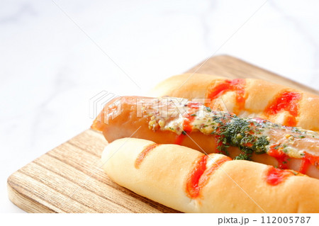 おいしそうなフランクフルトソーセージパン(ホットドッグ) おいしそうなフランクフルトソーセージパン(ホットドッグ) 112005787