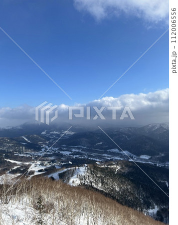 Tomamu is a modern, high-class ski resort in central Hokkaido, about 90 minutes by train south of Sapporo. The resort covers two mountains and has a large selection of trails to choose from. Tomamu is a modern, high-class ski resort in central Hokkaido, about 90 minutes by train south of Sapporo. The resort covers two mountains and has a large selection of trails to choose from. 112006556