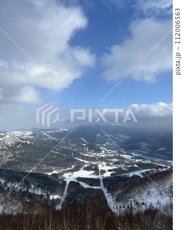 Tomamu is a modern, high-class ski resort in central Hokkaido, about 90 minutes by train south of Sapporo. The resort covers two mountains and has a large selection of trails to choose from. 112006563