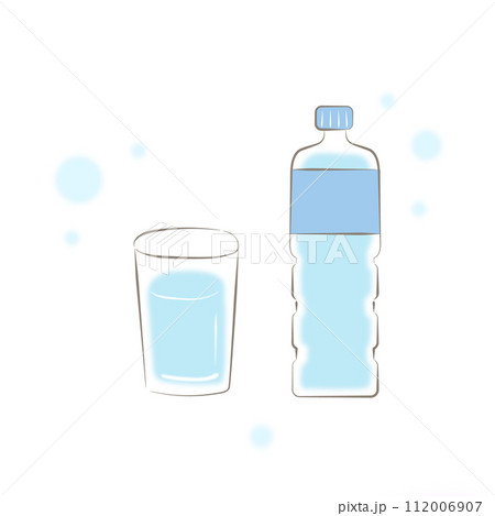 コップに入った水とミネラルウォーター 112006907