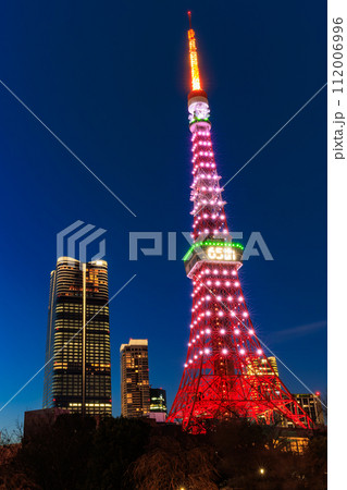 東京　港区 芝公園　プリンス芝公園から見た東京タワーと麻布台ヒルズの夜景 112006996