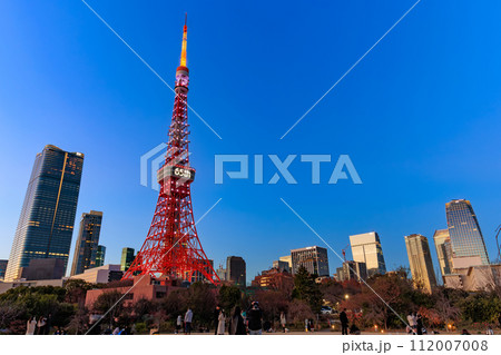 東京 港区 芝公園 プリンス芝公園から見た東京タワーと麻布台ヒルズの夜景 東京 港区 芝公園 プリンス芝公園から見た東京タワーと麻布台ヒルズの夜景 112007008