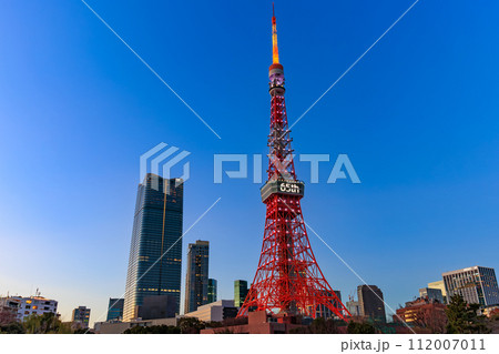 東京　港区 芝公園　プリンス芝公園から見た東京タワーと麻布台ヒルズの夜景 112007011
