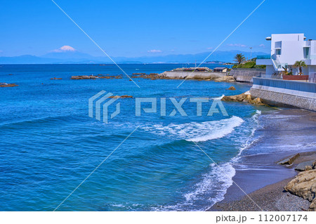 神奈川県横須賀市秋谷の久留和漁港と梵天の鼻の中間地点のR134号から北西側(富士山,久留和漁港など) 神奈川県横須賀市秋谷の久留和漁港と梵天の鼻の中間地点のR134号から北西側(富士山,久留和漁港など) 112007174