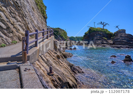 春の神奈川県横須賀市の荒崎海岸の荒崎潮騒のみちから弁天島方面を見る 春の神奈川県横須賀市の荒崎海岸の荒崎潮騒のみちから弁天島方面を見る 112007178