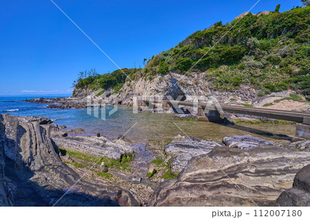 春の神奈川県横須賀市の荒崎海岸の弁天島付近から西側を見る 112007180
