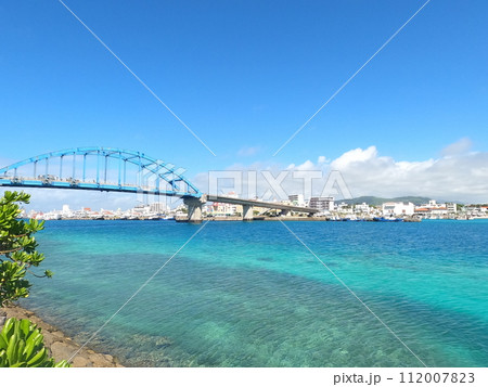 石垣島の風景 サザンゲートブリッジとエメラルドグリーンの海 石垣島の風景 サザンゲートブリッジとエメラルドグリーンの海 112007823