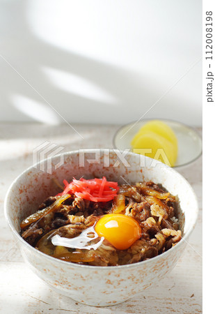 牛丼に生卵のせて 牛丼に生卵のせて 112008198