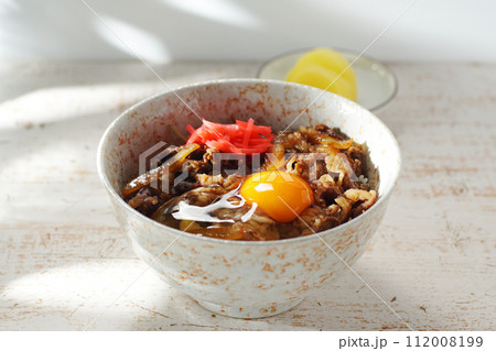 牛丼に生卵のせて 牛丼に生卵のせて 112008199