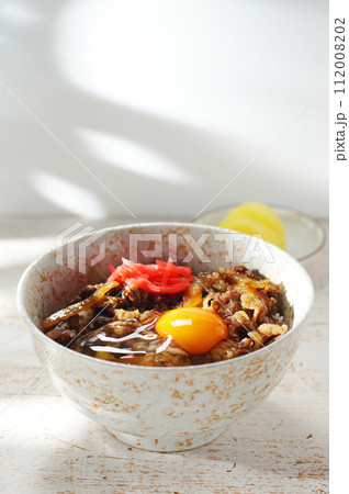 牛丼に生卵のせて 112008202