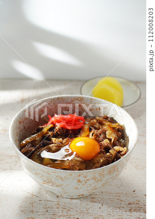 牛丼に生卵のせて 牛丼に生卵のせて 112008203