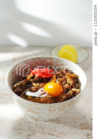 牛丼に生卵のせて 112008204