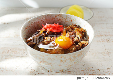 牛丼に生卵のせて 牛丼に生卵のせて 112008205