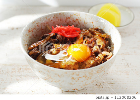 牛丼に生卵のせて 112008206