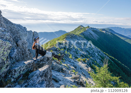 立山に登る女性 立山に登る女性 112009126
