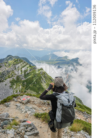 立山に登る女性 112009136