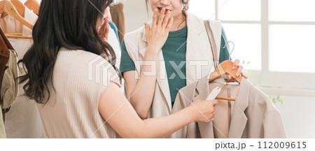 買い物・ショッピングで値札を見て驚くする女性(値段・高い・安い・驚く) 買い物・ショッピングで値札を見て驚くする女性(値段・高い・安い・驚く) 112009615