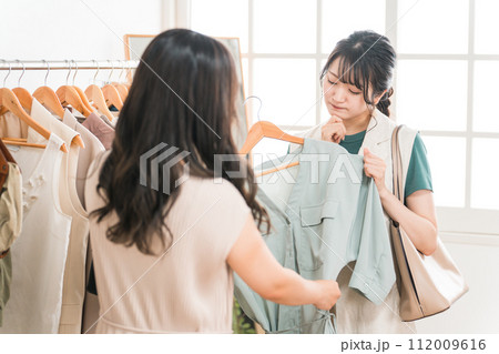 アパレルショップで洋服を買い物・ショッピングする女性とショップ店員(不満・気に入らない・似合わない) アパレルショップで洋服を買い物・ショッピングする女性とショップ店員(不満・気に入らない・似合わない) 112009616