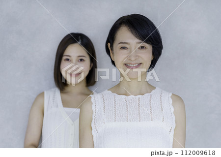 若い女性とミドルエイジの女性 若い女性とミドルエイジの女性 112009618