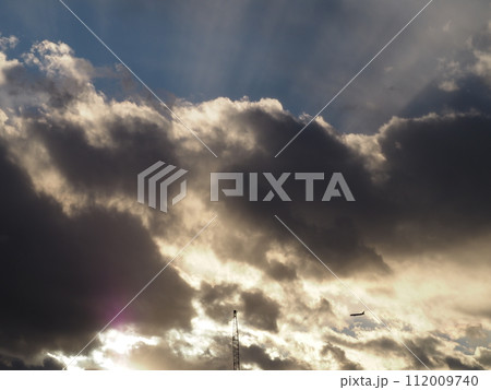 雲の隙間から差し込む太陽の光線 雲の隙間から差し込む太陽の光線 112009740