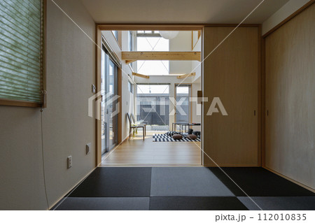 和室から見るリビング 112010835