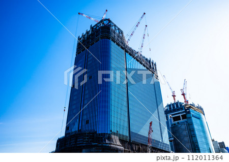 工事中の大規模建設と青空 高輪ゲートウェイ 2024.02　d-2 高彩度コントラスト 112011364