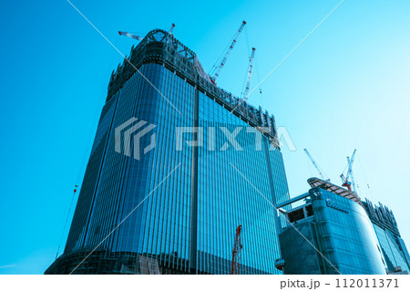 工事中の大規模建設と青空 高輪ゲートウェイ 2024.02　e-4 ライトカラー 112011371