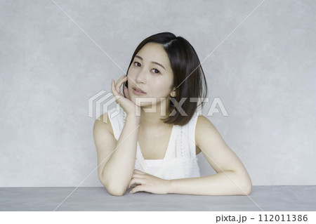 若い女性のバストアップのポートレート ビューティー 若い女性のバストアップのポートレート ビューティー 112011386