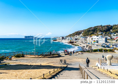 【神奈川県】稲村ケ崎から見える雄大な富士山と江の島 112011580