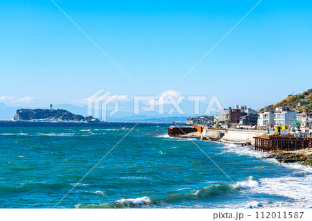 【神奈川県】稲村ケ崎から見える雄大な富士山と江の島 112011587