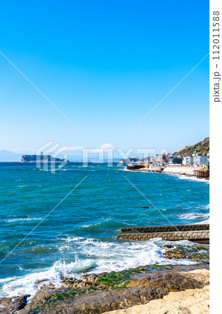 【神奈川県】稲村ケ崎から見える雄大な富士山と江の島 112011588