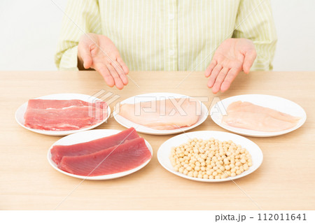タンパク質の多い食材とミドル女性 112011641