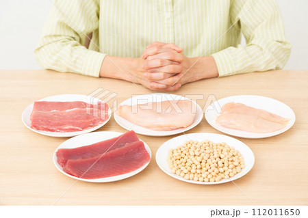 タンパク質の多い食材とミドル女性 112011650