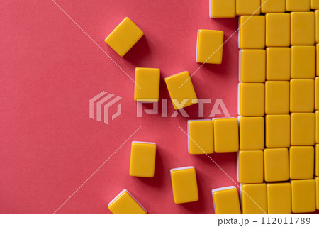 赤背景に並ぶブロック 赤背景に並ぶブロック 112011789