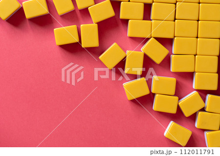 赤背景に並ぶブロック 112011791